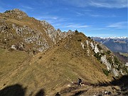 56 In discesa al Passo di Grialeggio (1690 m)